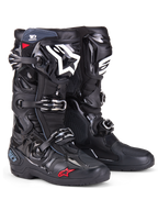 Stivali Alpinestars Tech 10 Enduro, stivali da motocross, nero con logo bianco sullo stinco e piccolo dettaglio a stella rossa, caratterizzati da sistema di chiusura a tripla fibbia, resistente protezione in TPU e suola specifica per enduro per corse fuoristrada
