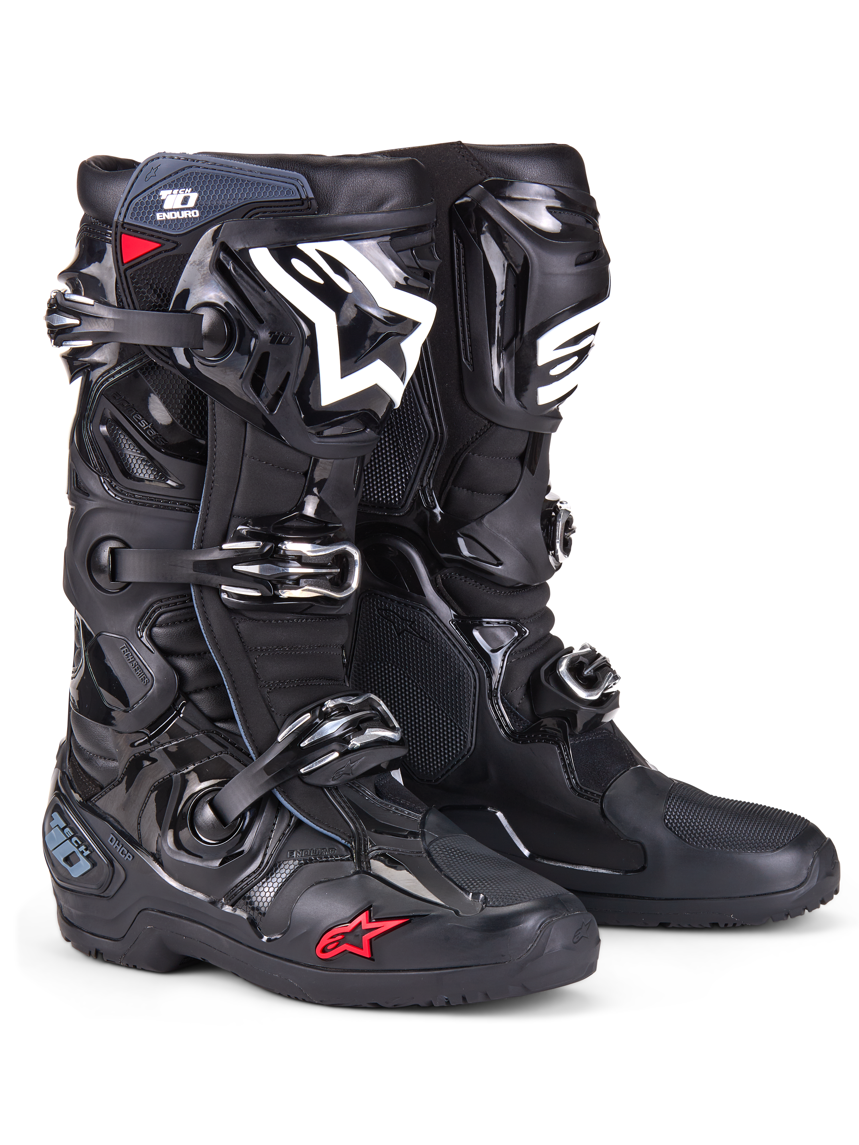 Stivali Alpinestars Tech 10 Enduro, stivali da motocross, nero con logo bianco sullo stinco e piccolo dettaglio a stella rossa, caratterizzati da sistema di chiusura a tripla fibbia, resistente protezione in TPU e suola specifica per enduro per corse fuoristrada