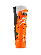 Stivali Alpinestars Tech 10 Enduro, vista posteriore, arancione fluo nero bianco, guscio protettivo in TPU arancione vivace, logo Alpinestars bianco, pannelli laterali neri e protezione del tallone specializzata per la guida fuoristrada