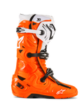 Alpinestars Tech 10 Enduro Boots, stivali da motocross e fuoristrada, arancione fluo con dettagli neri e bianchi, vista laterale con sistema di chiusura a tripla fibbia, suola nera robusta e struttura protettiva in TPU per l'enduro.