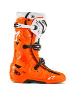 Alpinestars Tech 10 Enduro Boots, stivali da motocross e fuoristrada, arancione fluo con dettagli neri e bianchi, vista laterale con sistema di chiusura a tripla fibbia, suola nera robusta e struttura protettiva in TPU per l'enduro.