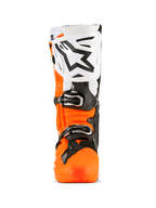 Stivali Alpinestars Tech 10 Enduro, stivali da motocross, arancione fluo, nero e bianco, vista frontale con ampia piastra tibiale bianca e logo Alpinestars nero, fibbie nere e robusta protezione arancione