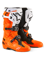 Alpinestars Tech 10 Enduro Boots, stivali da motocross ed enduro, arancione fluo, nero e bianco, con sistema di chiusura a tripla fibbia, parastinchi bianchi con logo Alpinestars nero e suole a doppio composto, calzature protettive per fuoristrada