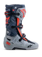 Alpinestars stivali Tech-10 Enduro, stivali da moto fuoristrada grigi e rossi fluo con protezioni in TPU e sistema DCHP.