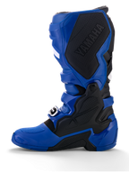 Stivali Alpinestars Yamaha Tech 7, stivali da motocross, blu e nero, con un grande logo Yamaha nero sul pannello mediale interno, protezioni in TPU e suola robusta per prestazioni fuoristrada
