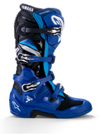 Stivali Alpinestars Yamaha Tech 7, stivali da motocross, blu con dettagli neri e bianchi, profilo laterale con quattro fibbie regolabili, protezione rinforzata in TPU su stinco e tallone, logo Yamaha in evidenza e suola robusta per prestazioni fuoristrada