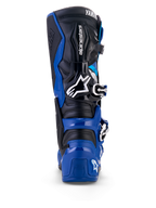 Vista posteriore degli stivali Alpinestars Yamaha Tech 7 in blu, nero e bianco, con guscio protettivo in TPU, sistema articolato della caviglia e loghi Alpinestars e Yamaha in evidenza, progettati per motocross e fuoristrada.
