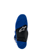 Stivali Alpinestars Yamaha Tech 7, stivali da motocross, vista della suola blu e nera, suola in gomma vulcanizzata a doppia mescola con motivo testurizzato per il grip, con logo Alpinestars bianco e indicatore del limite di usura rosso