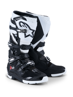Alpinestars 2026 Tech 7 Enduro, stivali da motocross ed enduro, nero e bianco, sistema di chiusura a quattro fibbie, logo Astar bianco in evidenza sullo stinco, pannelli protettivi in TPU e suola specifica per enduro per grip fuoristrada.