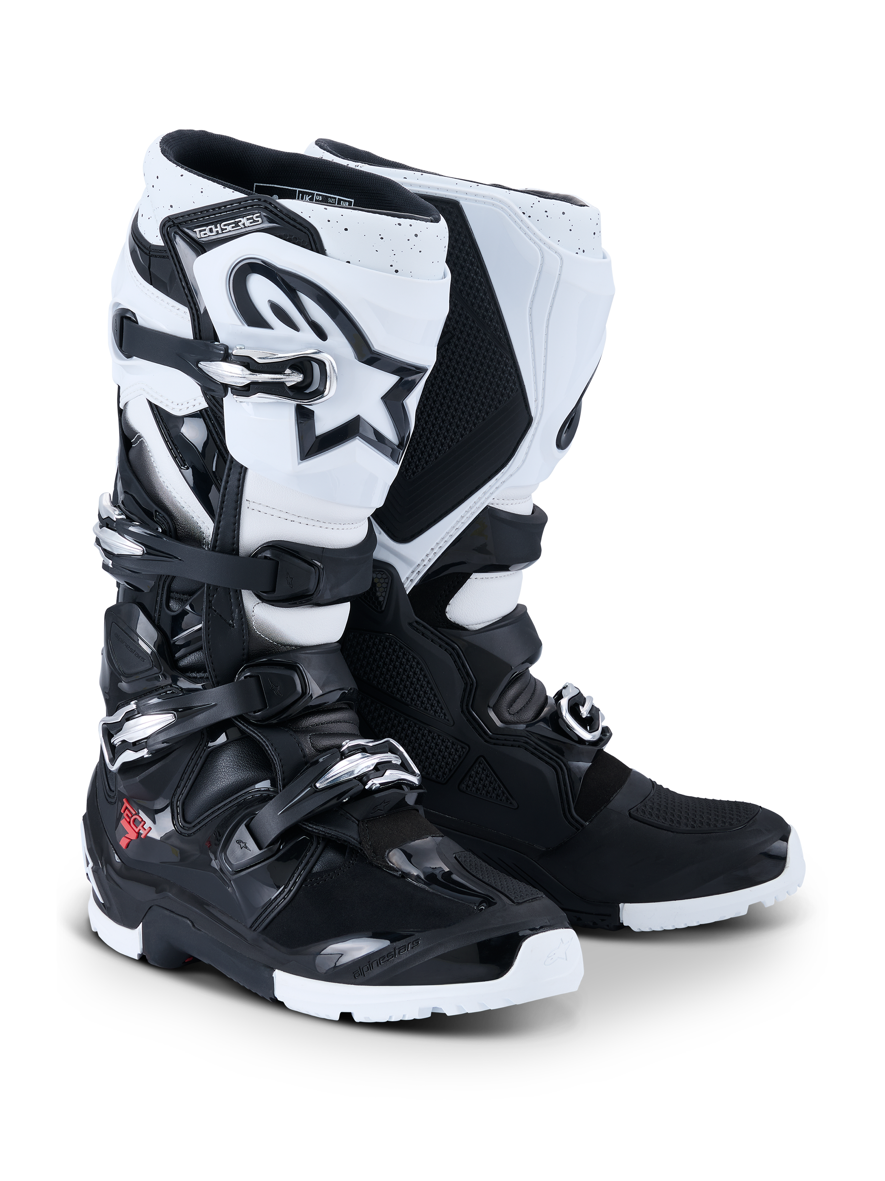 Alpinestars 2026 Tech 7 Enduro, stivali da motocross ed enduro, nero e bianco, sistema di chiusura a quattro fibbie, logo Astar bianco in evidenza sullo stinco, pannelli protettivi in TPU e suola specifica per enduro per grip fuoristrada.