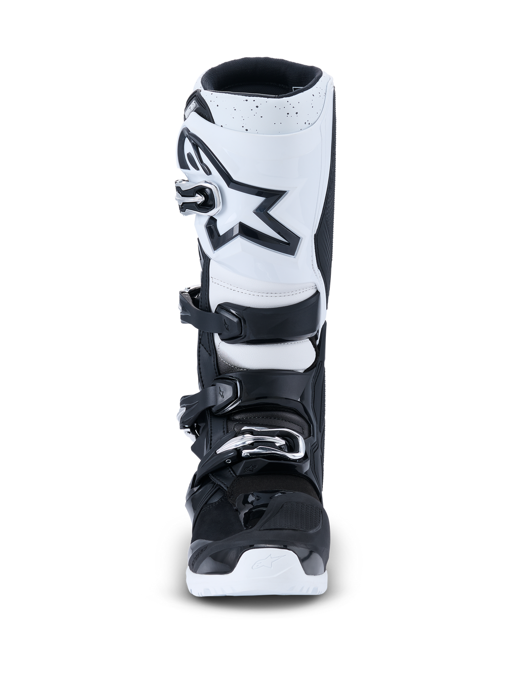 Alpinestars stivali Tech 7 Enduro 2026, stivali da motocross, nero e bianco, vista frontale con placca tibiale bianca e logo a stella nero, sistema di chiusura a quattro fibbie e suola bianca resistente
