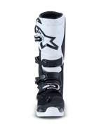 Alpinestars stivali Tech 7 Enduro 2026, stivali da motocross, nero e bianco, vista frontale con placca tibiale bianca e logo a stella nero, sistema di chiusura a quattro fibbie e suola bianca resistente