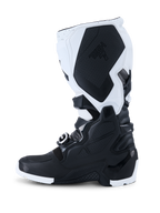 Alpinestars 2026 Tech 7 Enduro Boots, stivali da motocross, nero e bianco, vista laterale di profilo che mostra i pannelli protettivi in TPU resistenti, sezione mediale con grip testurizzato e logo Tech 7, e sistema di chiusura con fibbie ad alta resistenza per la guida off-road