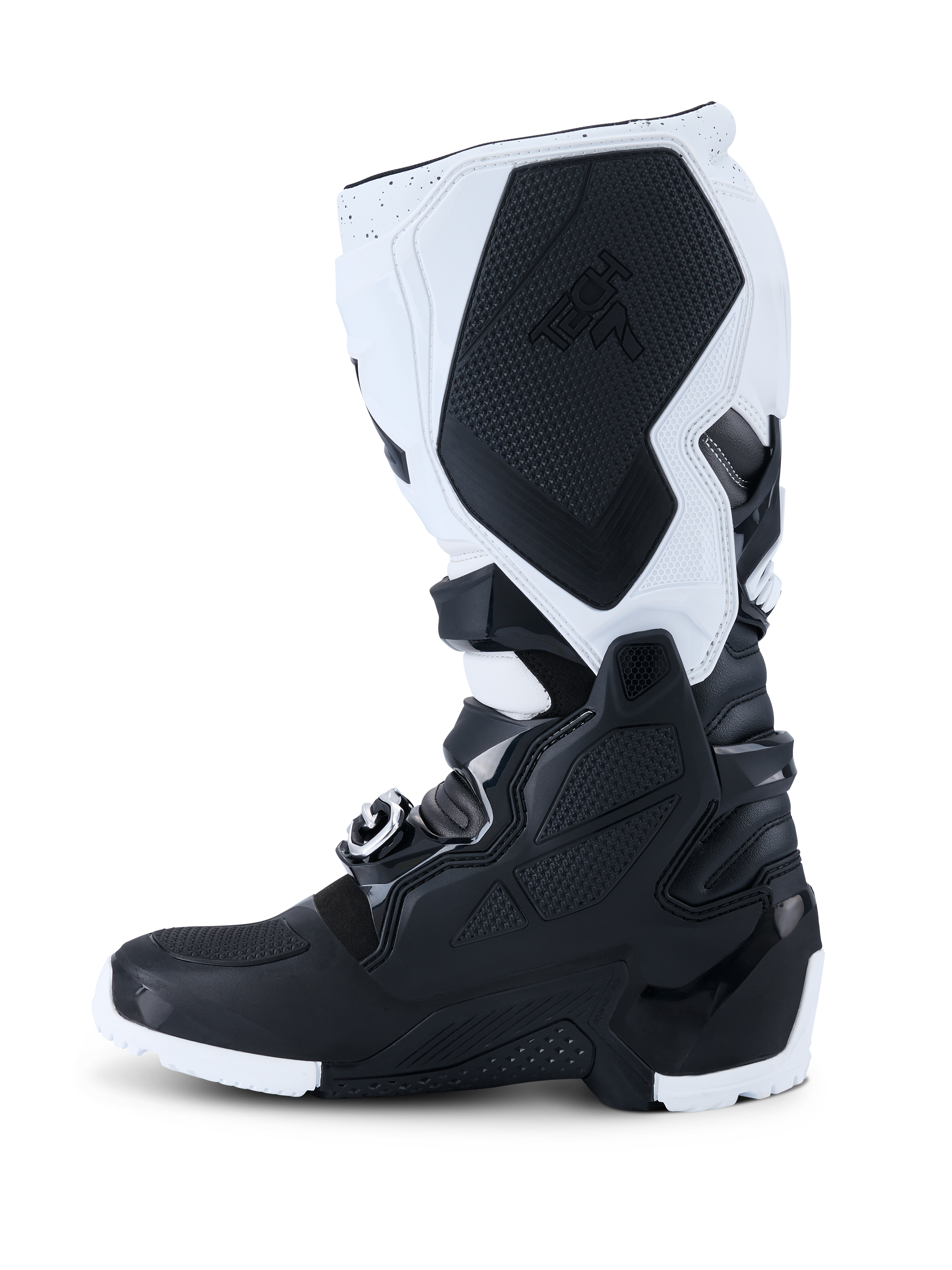 Alpinestars 2026 Tech 7 Enduro Boots, stivali da motocross, nero e bianco, vista laterale di profilo che mostra i pannelli protettivi in TPU resistenti, sezione mediale con grip testurizzato e logo Tech 7, e sistema di chiusura con fibbie ad alta resistenza per la guida off-road