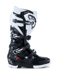 Alpinestars Stivali Tech 7 Enduro 2026, stivali da moto off-road, nero e bianco, con quattro fibbie metalliche, pannelli protettivi in TPU ad alto impatto, robusta suola a doppia mescola e vistoso logo Alpinestars su tallone e stinco