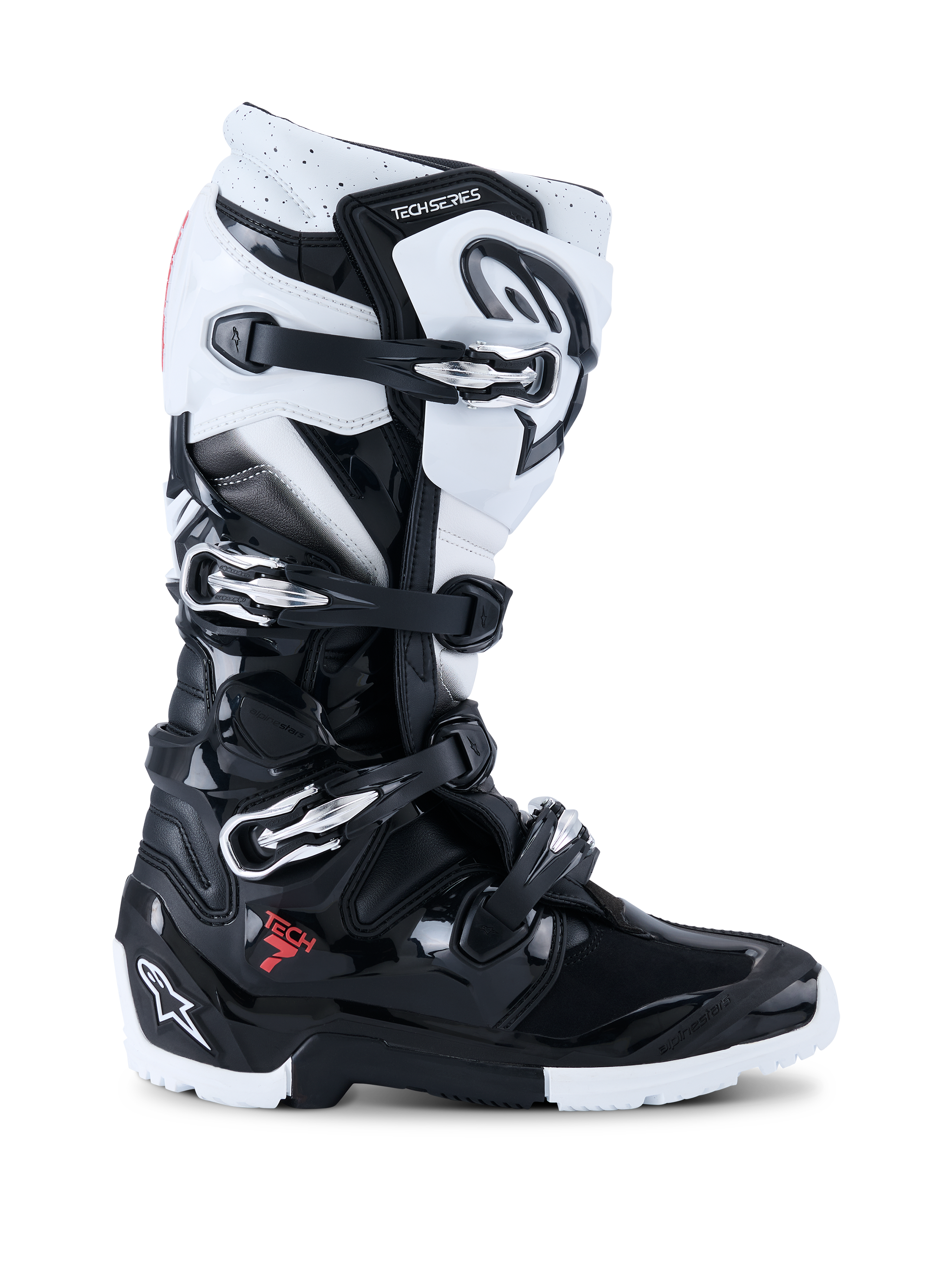 Alpinestars Stivali Tech 7 Enduro 2026, stivali da moto off-road, nero e bianco, con quattro fibbie metalliche, pannelli protettivi in TPU ad alto impatto, robusta suola a doppia mescola e vistoso logo Alpinestars su tallone e stinco