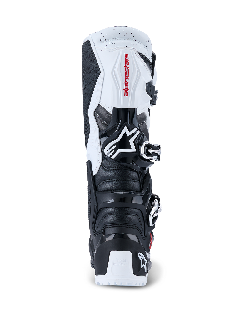 Alpinestars 2026 Tech 7 Enduro Boots, stivali da motocross ed enduro, nero e bianco, vista posteriore che mostra le piastre protettive in TPU su tallone e polpaccio, logo Alpinestars rosso su pannello superiore bianco e sistema di chiusura con fibbie argentate, progettati per il fuoristrada ad alte prestazioni.