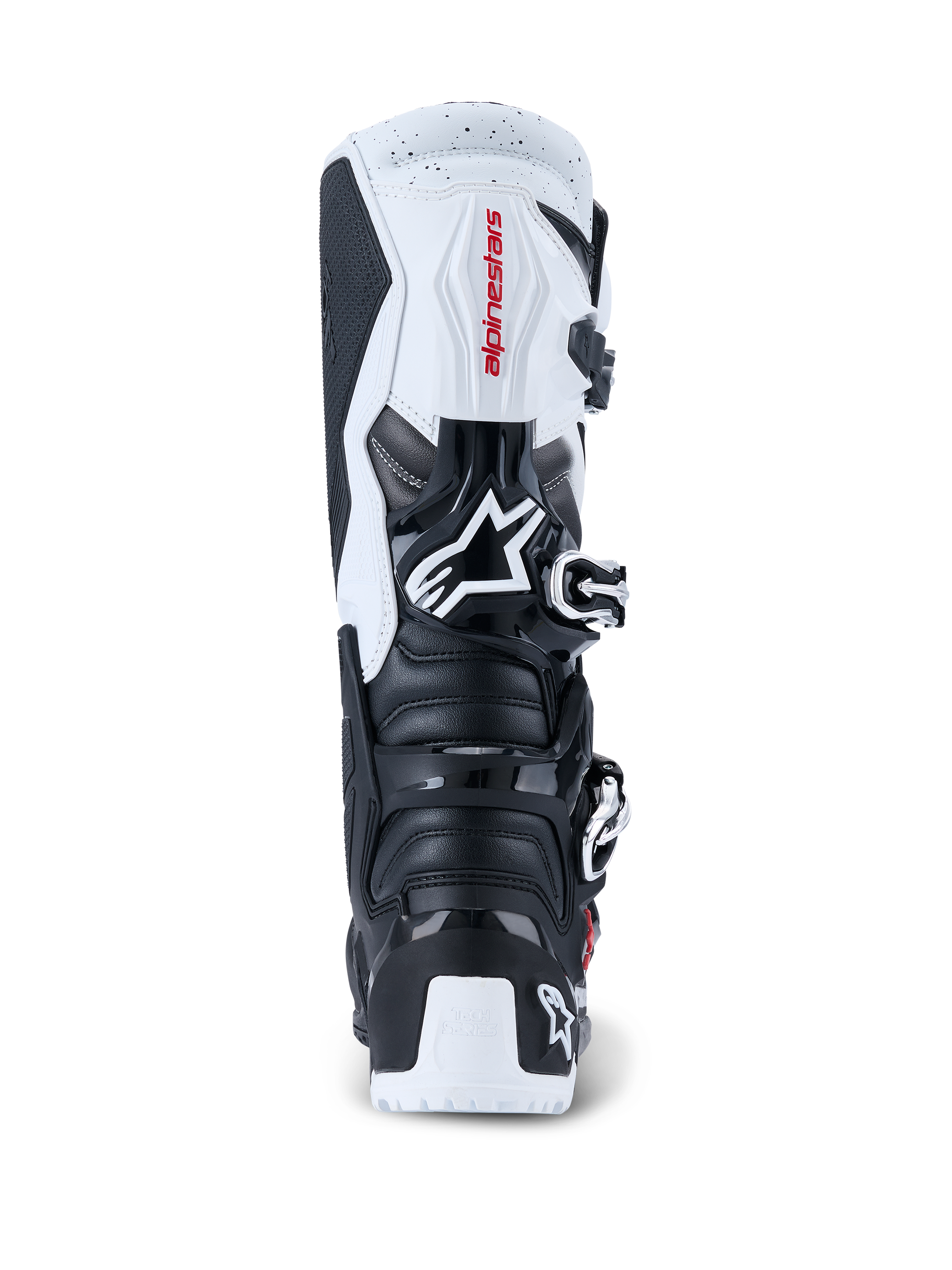 Alpinestars 2026 Tech 7 Enduro Boots, stivali da motocross ed enduro, nero e bianco, vista posteriore che mostra le piastre protettive in TPU su tallone e polpaccio, logo Alpinestars rosso su pannello superiore bianco e sistema di chiusura con fibbie argentate, progettati per il fuoristrada ad alte prestazioni.