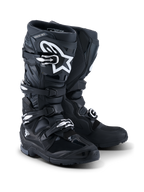 Alpinestars 2026 Tech 7 Enduro Boots, stivali moto enduro, nero antracite e bianco, dotati di un sistema di chiusura a quattro fibbie, logo A-star bianco sulla placca tibiale, suola robusta a doppia mescola per trazione off-road