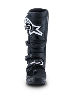 Stivali Alpinestars 2026 Tech 7 Enduro, nero antracite bianco, vista frontale con prominente logo a stella bianco sulla placca tibiale, sistema a quattro fibbie a sgancio rapido e struttura protettiva rinforzata per la guida enduro e off-road