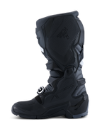 Alpinestars Tech 7 Enduro 2026, stivali da motocross ed enduro, Nero Antracite Bianco, vista laterale mediale che mostra il pannello in TPU testurizzato per il contatto con la moto, suola robusta a doppia mescola e resistente costruzione in microfibra.