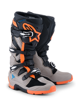 Alpinestars 2026 Tech 7 Enduro Boots, stivali da moto off-road, nero, grigio caldo e arancione fluo, quattro chiusure a fibbia, robusta suola arancione, pannelli protettivi in TPU e marchio Alpinestars