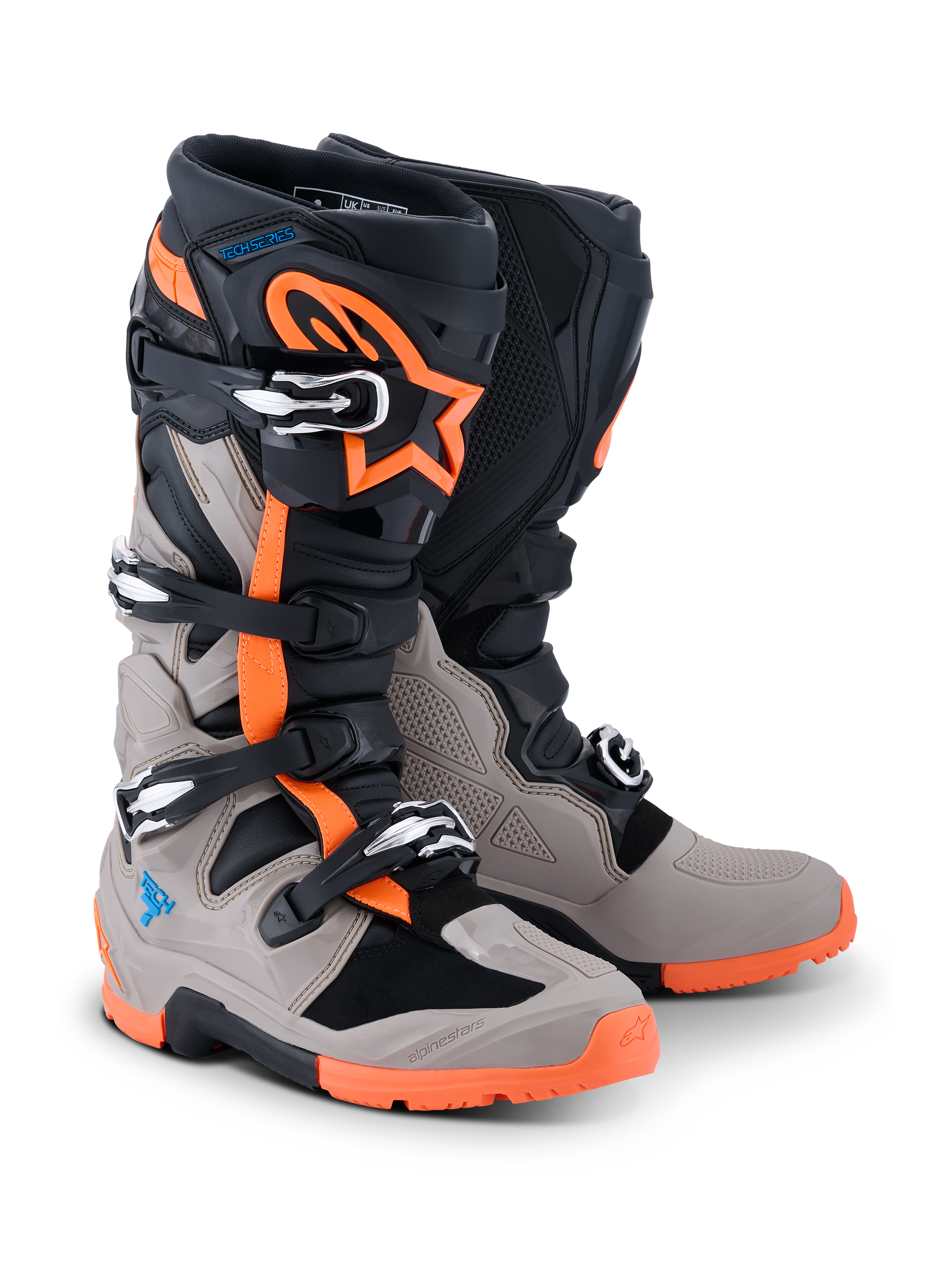 Alpinestars 2026 Tech 7 Enduro Boots, stivali da moto off-road, nero, grigio caldo e arancione fluo, quattro chiusure a fibbia, robusta suola arancione, pannelli protettivi in TPU e marchio Alpinestars