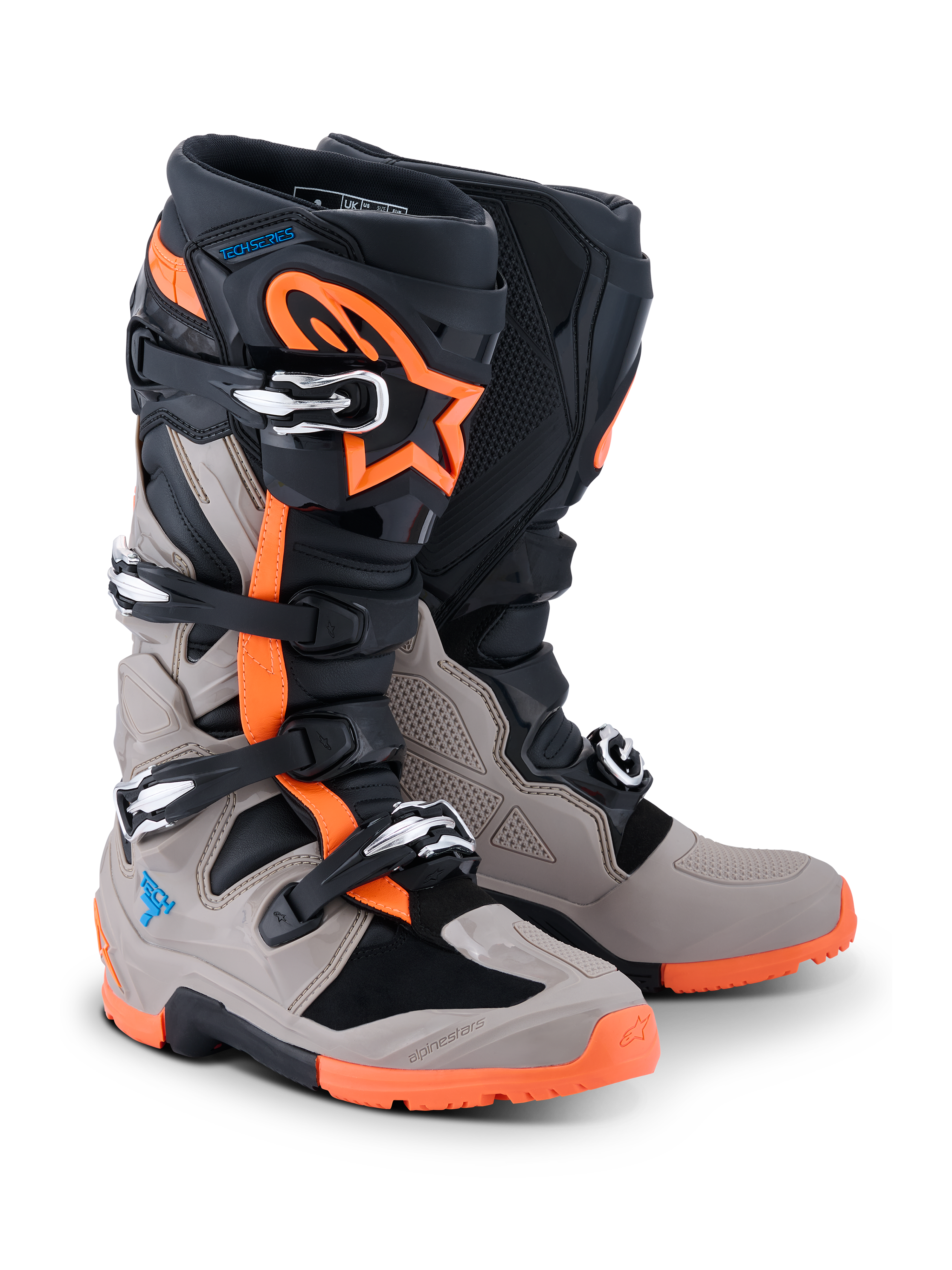 Alpinestars 2026 Tech 7 Enduro Boots, stivali da moto off-road, nero, grigio caldo e arancione fluo, quattro chiusure a fibbia, robusta suola arancione, pannelli protettivi in TPU e marchio Alpinestars