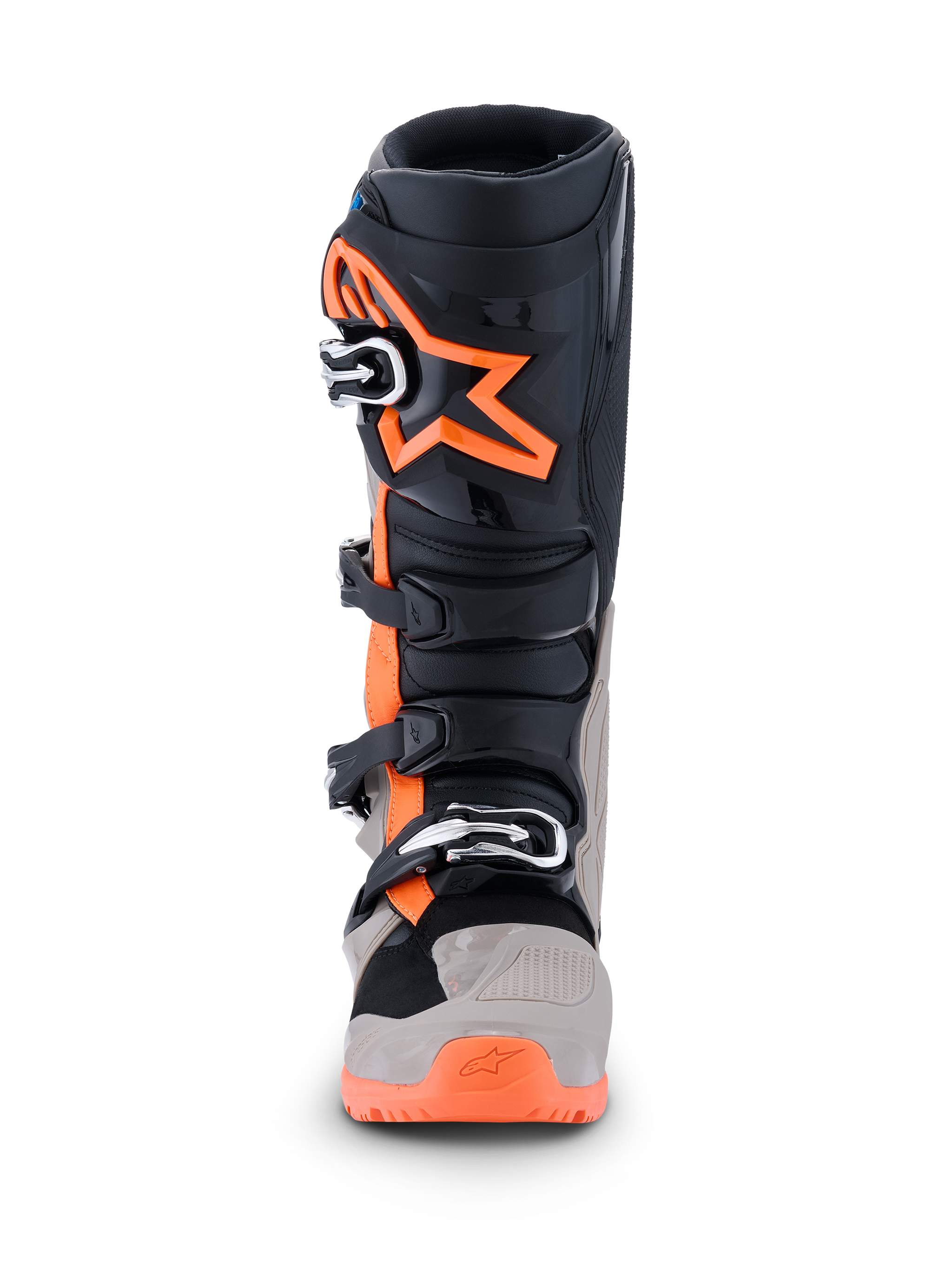 Stivali Alpinestars Tech 7 Enduro 2026, stivali da motocross ed enduro, nero, grigio caldo e arancione fluo, vista frontale con grande logo a stella arancione sullo stinco, sistema di chiusura a fibbie multiple e pannelli protettivi robusti per prestazioni off-road.