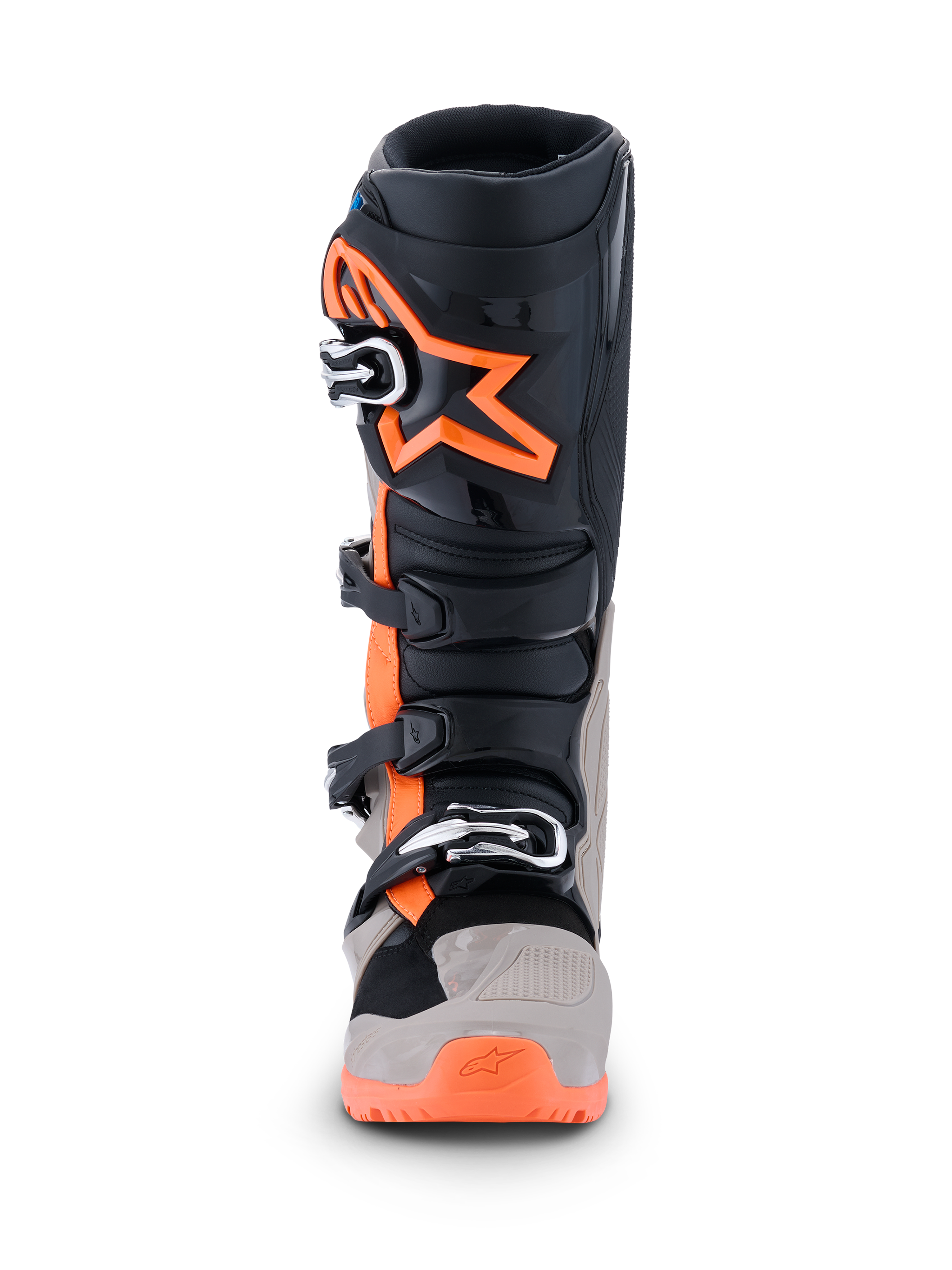 Stivali Alpinestars Tech 7 Enduro 2026, stivali da motocross ed enduro, nero, grigio caldo e arancione fluo, vista frontale con grande logo a stella arancione sullo stinco, sistema di chiusura a fibbie multiple e pannelli protettivi robusti per prestazioni off-road.