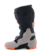Alpinestars 2026 Tech 7 Enduro Boots, stivali da motocross ed enduro, nero, grigio caldo e arancione fluo, vista laterale con robusta suola a doppia mescola, protezioni in TPU su stinco e caviglia e marchio Tech 7 in rilievo