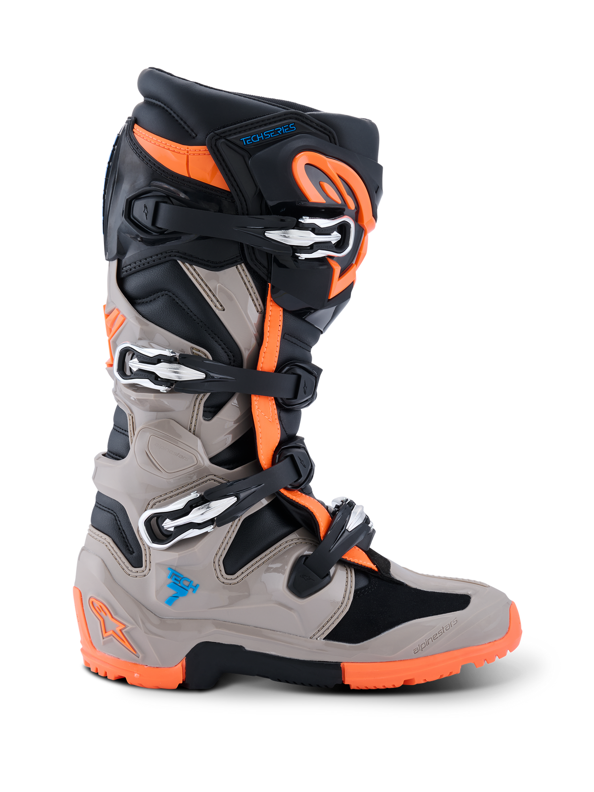 Stivali Alpinestars 2026 Tech 7 Enduro, stivali da motocross ed enduro, nero, grigio caldo e arancione fluo, vista laterale di profilo, dotati di sistema di chiusura a quattro fibbie, pannelli protettivi in TPU e suola arancione bi-mescola specifica per prestazioni off-road