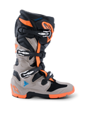 Stivali Alpinestars 2026 Tech 7 Enduro, stivali da motocross ed enduro, nero, grigio caldo e arancione fluo, vista laterale di profilo, dotati di sistema di chiusura a quattro fibbie, pannelli protettivi in TPU e suola arancione bi-mescola specifica per prestazioni off-road
