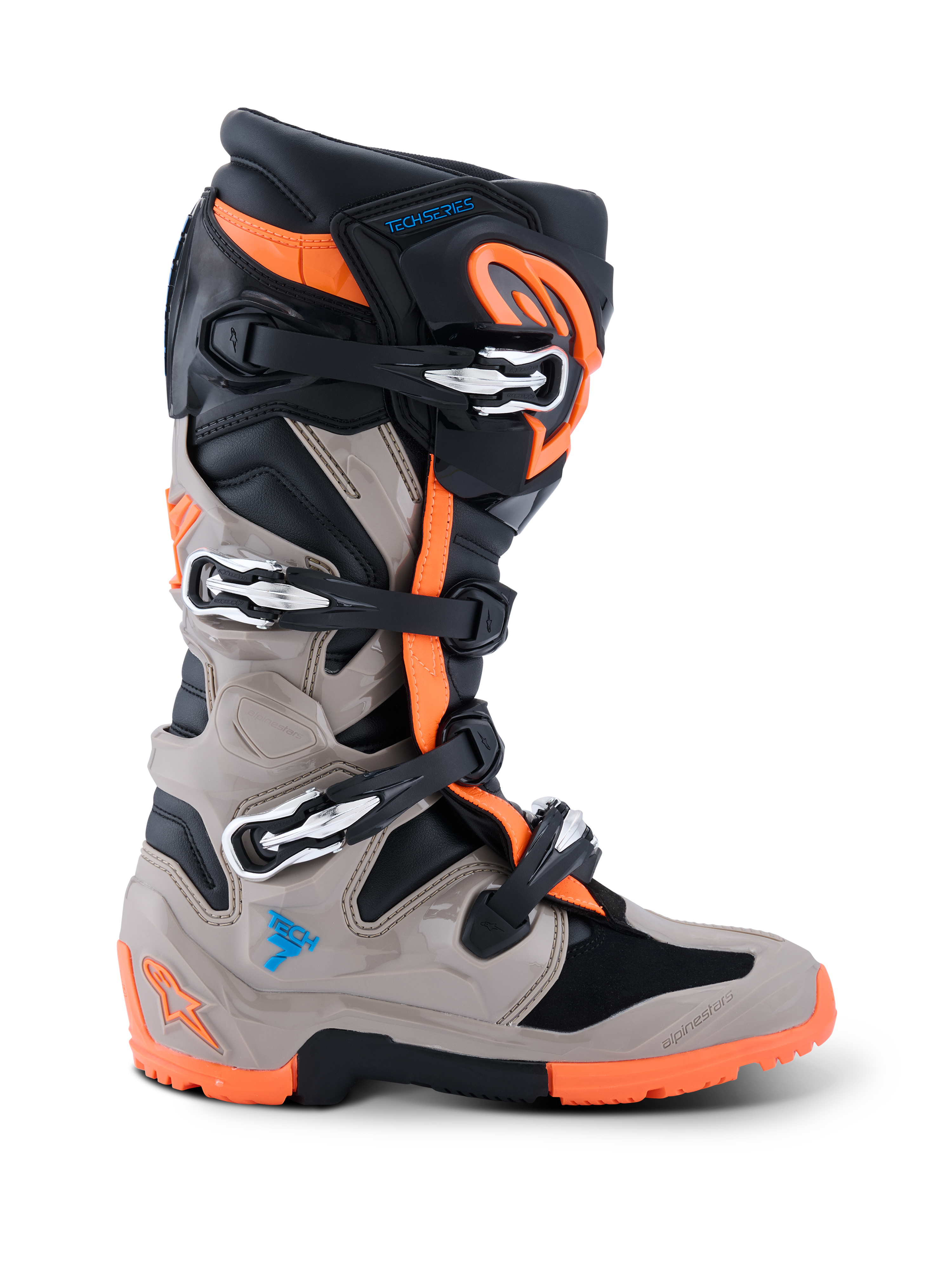 Stivali Alpinestars 2026 Tech 7 Enduro, stivali da motocross ed enduro, nero, grigio caldo e arancione fluo, vista laterale di profilo, dotati di sistema di chiusura a quattro fibbie, pannelli protettivi in TPU e suola arancione bi-mescola specifica per prestazioni off-road
