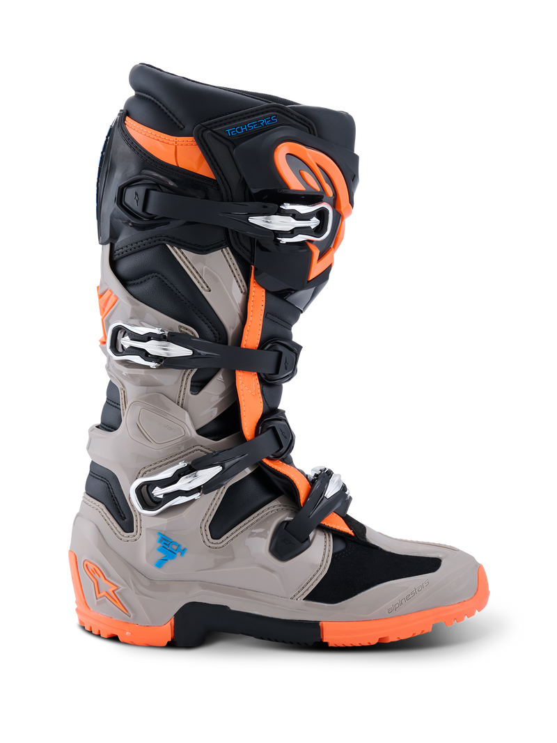 Stivali Alpinestars 2026 Tech 7 Enduro, stivali da motocross ed enduro, nero, grigio caldo e arancione fluo, vista laterale di profilo, dotati di sistema di chiusura a quattro fibbie, pannelli protettivi in TPU e suola arancione bi-mescola specifica per prestazioni off-road