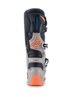 Stivali Alpinestars Tech 7 Enduro 2026, vista posteriore, nero, grigio caldo e arancione fluo, con protezione in TPU, branding Alpinestars e sistema di chiusura a fibbie sicuro per la guida off-road