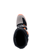 Alpinestars Tech 7 Enduro Boots 2026, vista dall'alto dell'apertura dello stivale, Nero Grigio Caldo e Arancione Fluo, mostra la chiusura a fibbia e il puntale rinforzato, calzature professionali da moto off-road