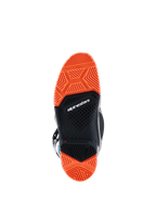 Stivali Alpinestars Tech 7 Enduro 2026, vista dal basso della suola specializzata bi-mescola, Nero e Arancione Fluo, battistrada con design complesso per un'aderenza off-road superiore, logo Alpinestars e indicatore di limite di usura.