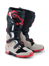 Alpinestars 2026 Tech 7 Enduro Boots, stivali da motocross ed enduro, nero, grigio chiaro e rosso brillante, con sistema di chiusura a quattro fibbie, protezione stinco in TPU con logo a stella rosso e suola rossa robusta per prestazioni fuoristrada