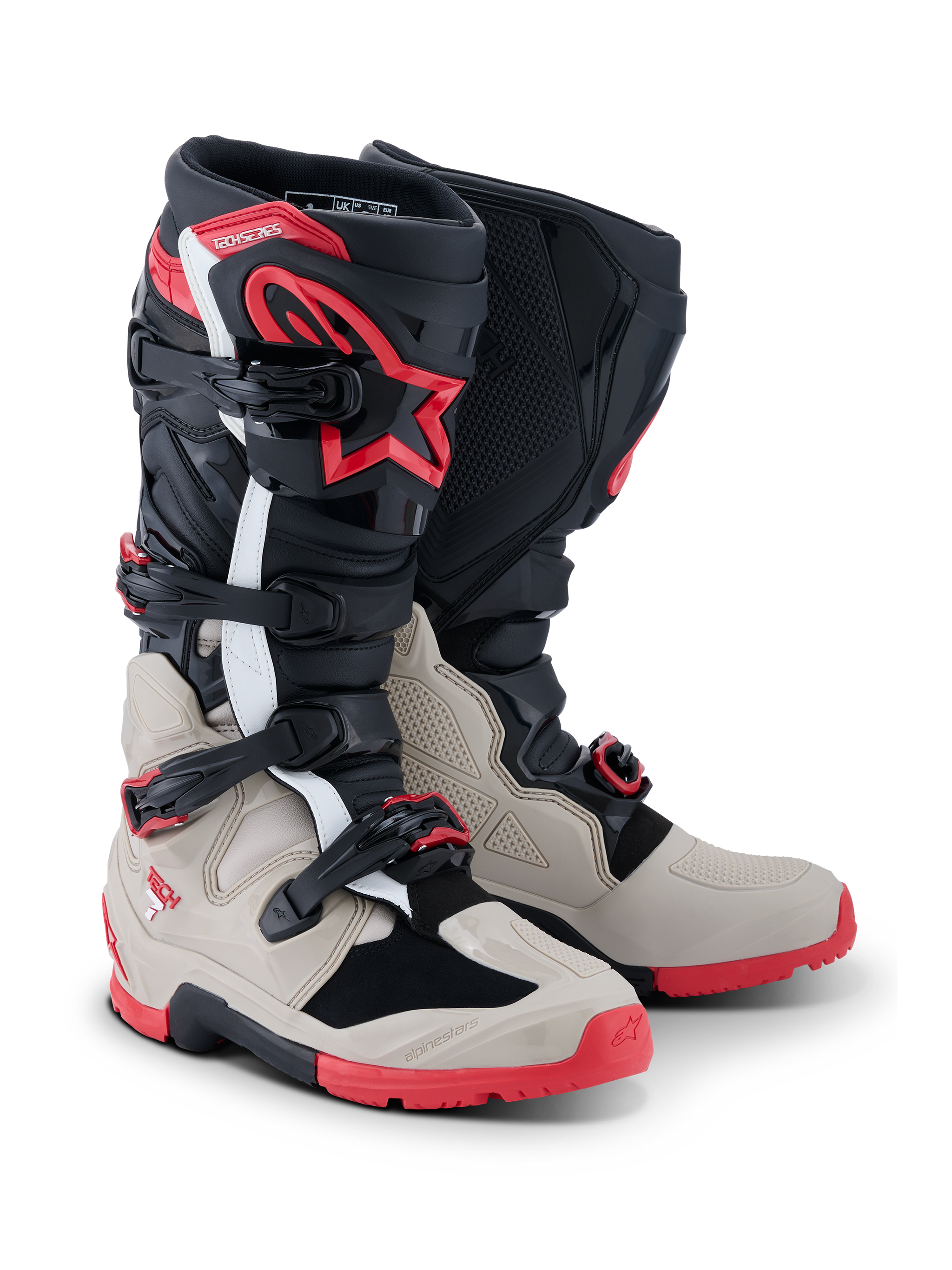 Alpinestars 2026 Tech 7 Enduro Boots, stivali da motocross ed enduro, nero, grigio chiaro e rosso brillante, con sistema di chiusura a quattro fibbie, protezione stinco in TPU con logo a stella rosso e suola rossa robusta per prestazioni fuoristrada