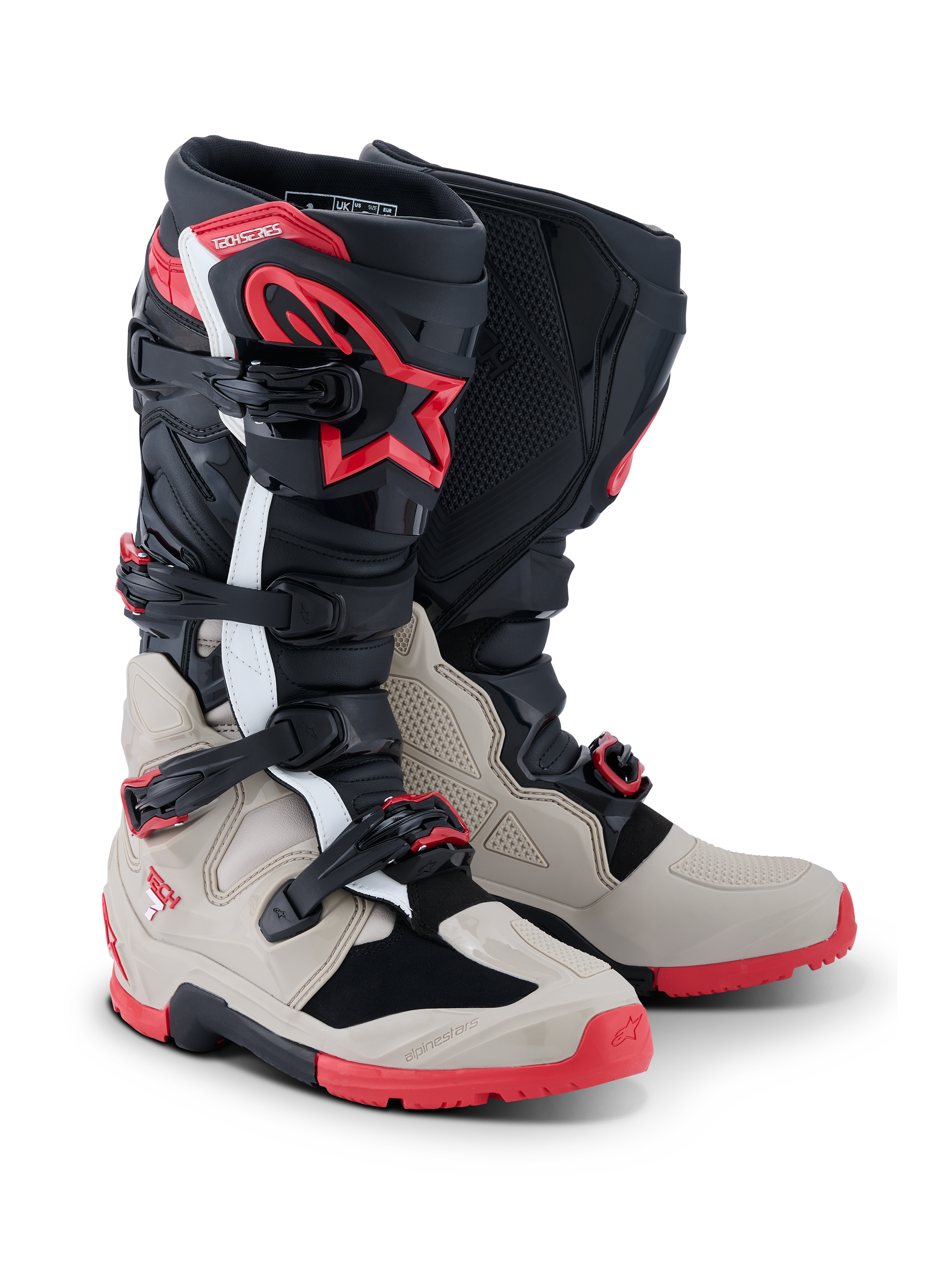 Alpinestars 2026 Tech 7 Enduro Boots, stivali da motocross ed enduro, nero, grigio chiaro e rosso brillante, con sistema di chiusura a quattro fibbie, protezione stinco in TPU con logo a stella rosso e suola rossa robusta per prestazioni fuoristrada