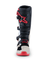 Stivali Alpinestars 2026 Tech 7 Enduro, stivali da motocross, nero, grigio chiaro e rosso brillante, vista frontale con sistema di chiusura a fibbie multiple e logo a stella rossa sullo stinco