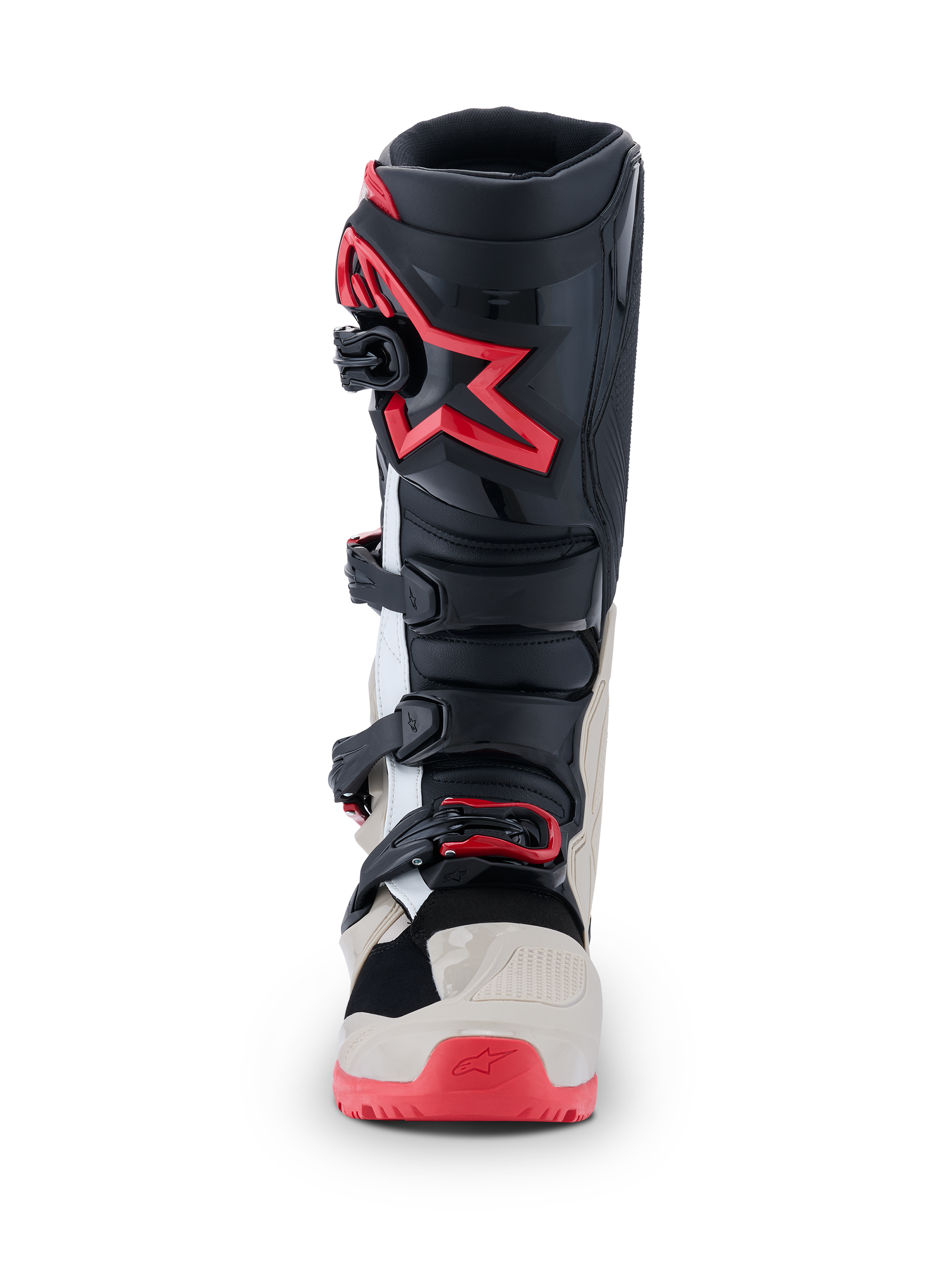 Stivali Alpinestars 2026 Tech 7 Enduro, stivali da motocross, nero, grigio chiaro e rosso brillante, vista frontale con sistema di chiusura a fibbie multiple e logo a stella rossa sullo stinco