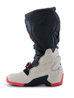 Alpinestars 2026 Tech 7 Enduro Boots, stivali da moto off-road, nero, grigio chiaro e rosso brillante, vista di profilo con pannelli protettivi in TPU, sistema di fibbie auto-allineanti e robusta suola rossa a doppia mescola per la guida enduro