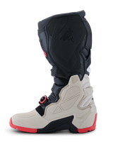 Alpinestars 2026 Tech 7 Enduro Boots, stivali da moto off-road, nero, grigio chiaro e rosso brillante, vista di profilo con pannelli protettivi in TPU, sistema di fibbie auto-allineanti e robusta suola rossa a doppia mescola per la guida enduro