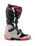 Stivali Alpinestars Tech 7 Enduro 2026, stivali da moto fuoristrada in nero, grigio chiaro e rosso vivace, vista laterale che mostra il sistema a fibbie multiple e le estese protezioni dagli impatti in TPU.