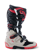 Stivali Alpinestars Tech 7 Enduro 2026, stivali da moto fuoristrada in nero, grigio chiaro e rosso vivace, vista laterale che mostra il sistema a fibbie multiple e le estese protezioni dagli impatti in TPU.