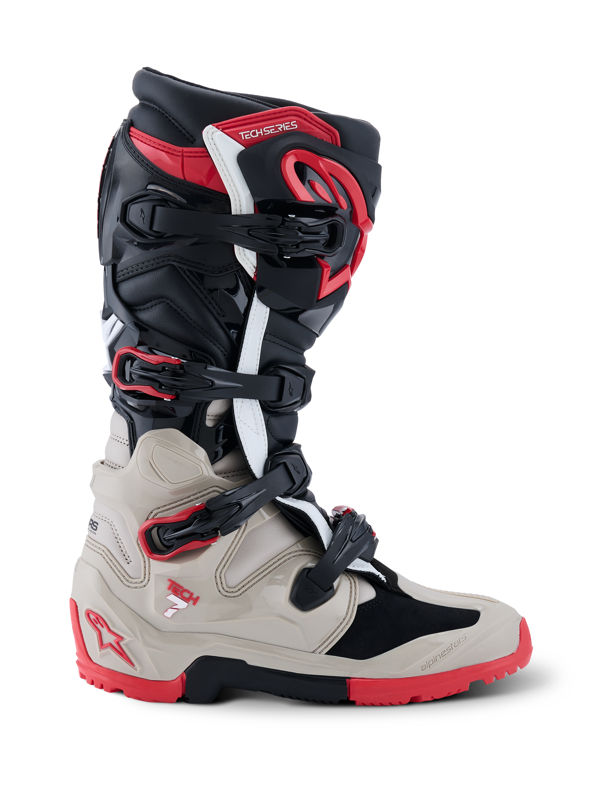 Stivali Alpinestars Tech 7 Enduro 2026, stivali da moto fuoristrada in nero, grigio chiaro e rosso vivace, vista laterale che mostra il sistema a fibbie multiple e le estese protezioni dagli impatti in TPU.