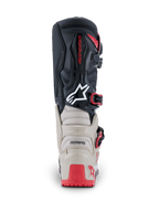 Stivali Alpinestars Tech 7 Enduro 2026, vista posteriore, nero, grigio chiaro e rosso acceso, con protezione in TPU rinforzato su tallone e polpaccio, logo Astars bianco e accenti rossi sulle fibbie, costruzione resistente per gare fuoristrada
