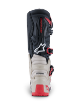 Stivali Alpinestars Tech 7 Enduro 2026, vista posteriore, nero, grigio chiaro e rosso acceso, con protezione in TPU rinforzato su tallone e polpaccio, logo Astars bianco e accenti rossi sulle fibbie, costruzione resistente per gare fuoristrada